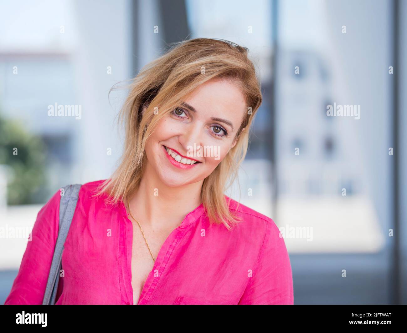 Donna di mezza età alla fine degli anni trenta Foto Stock