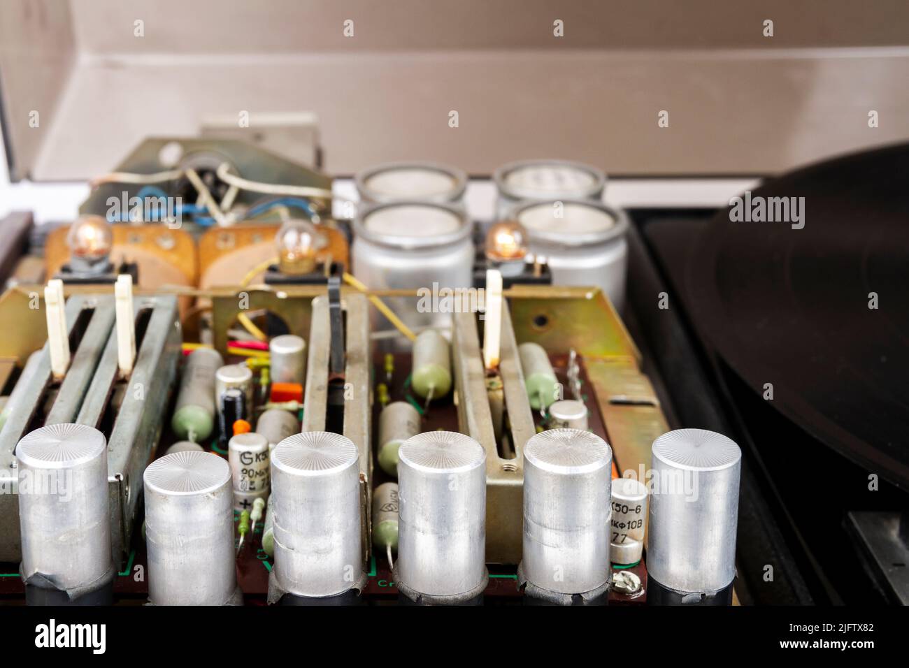 Vista interna del giradischi con amplificatore, condensatori, bobine e altri componenti Foto Stock