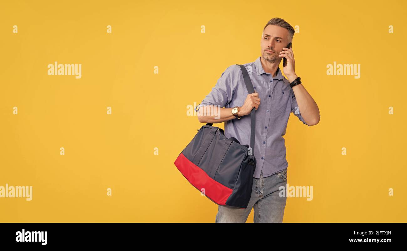 uomo ha conversazione tenere borsa sport. telefono chiamata negoziazione. Foto Stock
