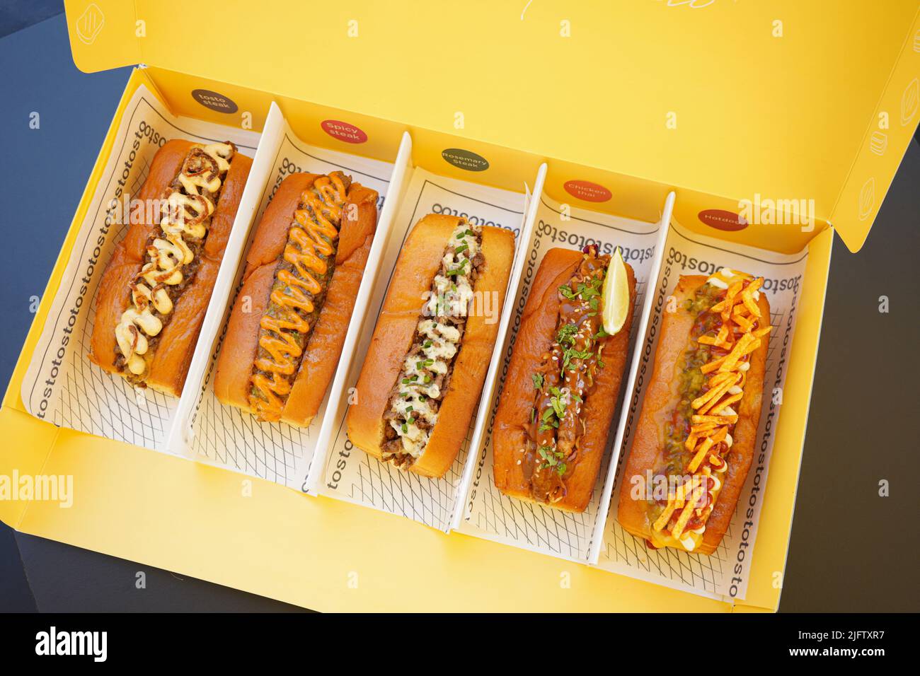 Toast sandwich su una scatola gialla per cena. Scatola da asporto. Foto Stock