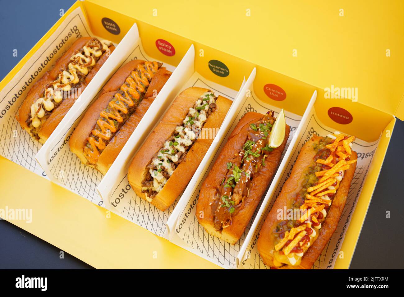 Toast sandwich su una scatola gialla per cena. Scatola da asporto. Foto Stock