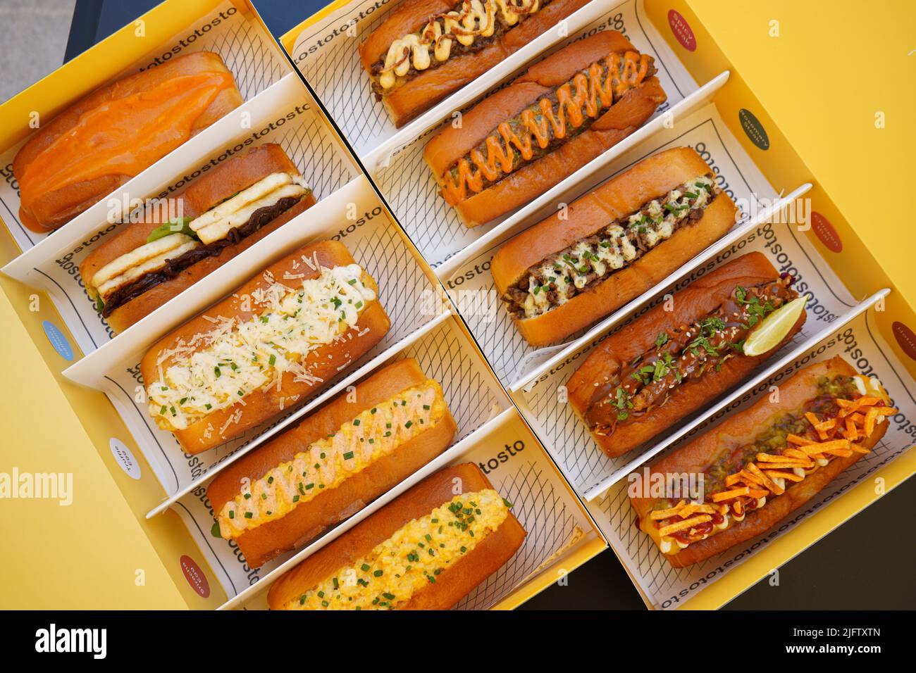 Toast sandwich su una scatola gialla per cena. Scatola da asporto. Foto Stock