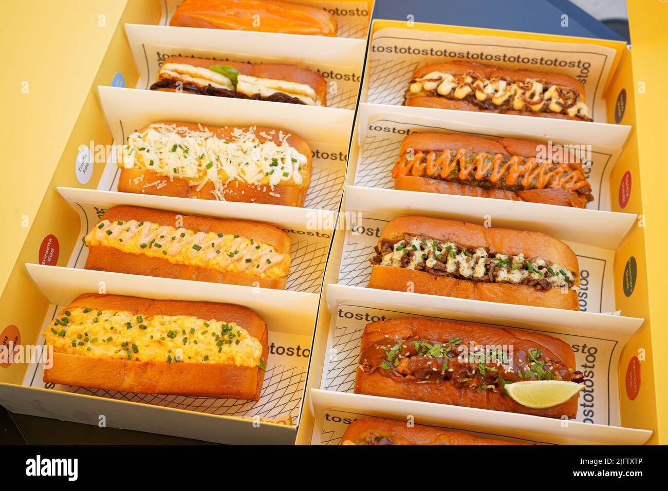 Toast sandwich su una scatola gialla per cena. Scatola da asporto. Foto Stock