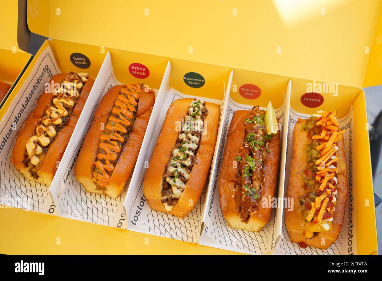 Toast sandwich su una scatola gialla per cena. Scatola da asporto. Foto Stock