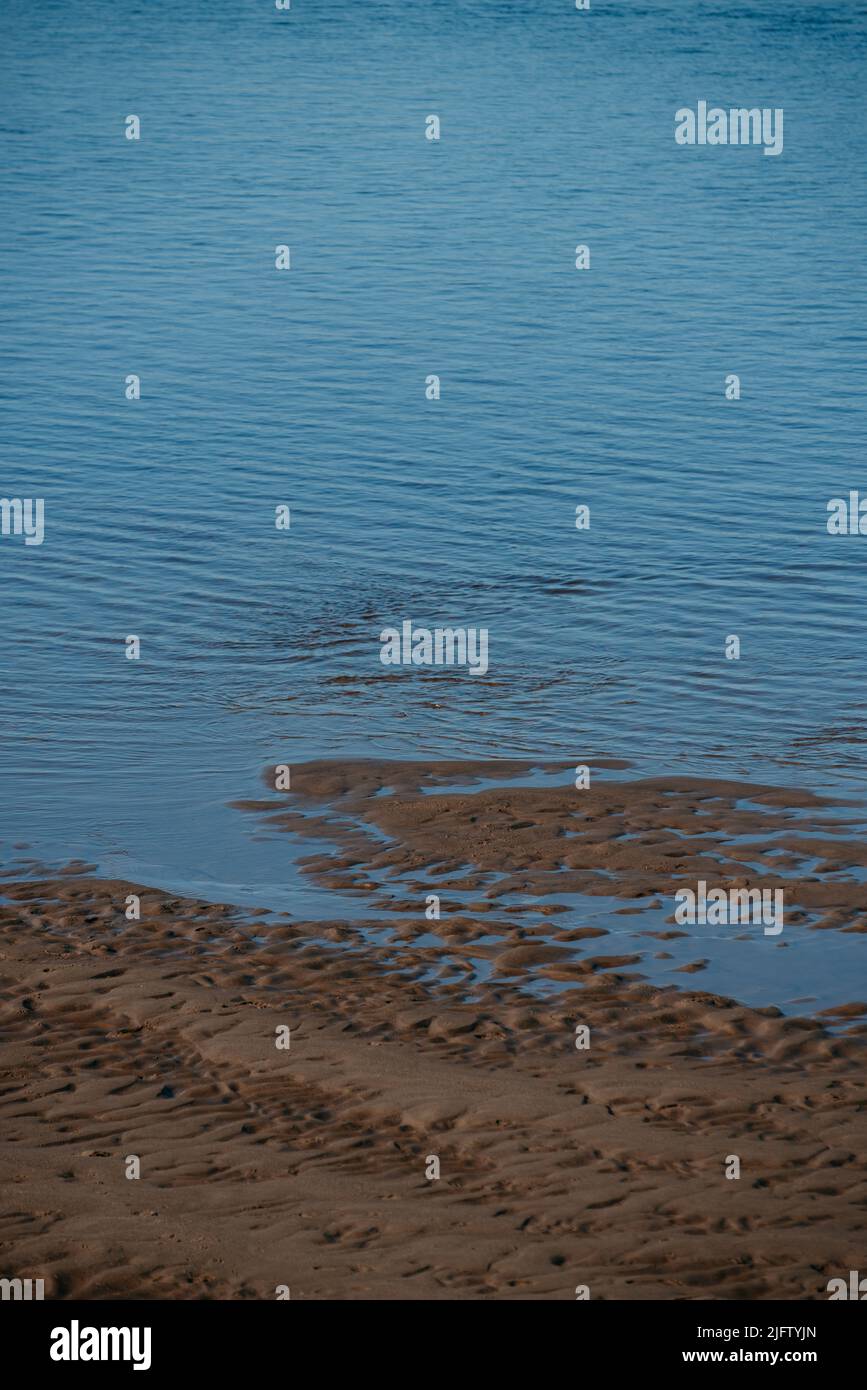 Scudio fluviale. Fondo sabbioso dopo lo spreco di acqua. Foto Stock