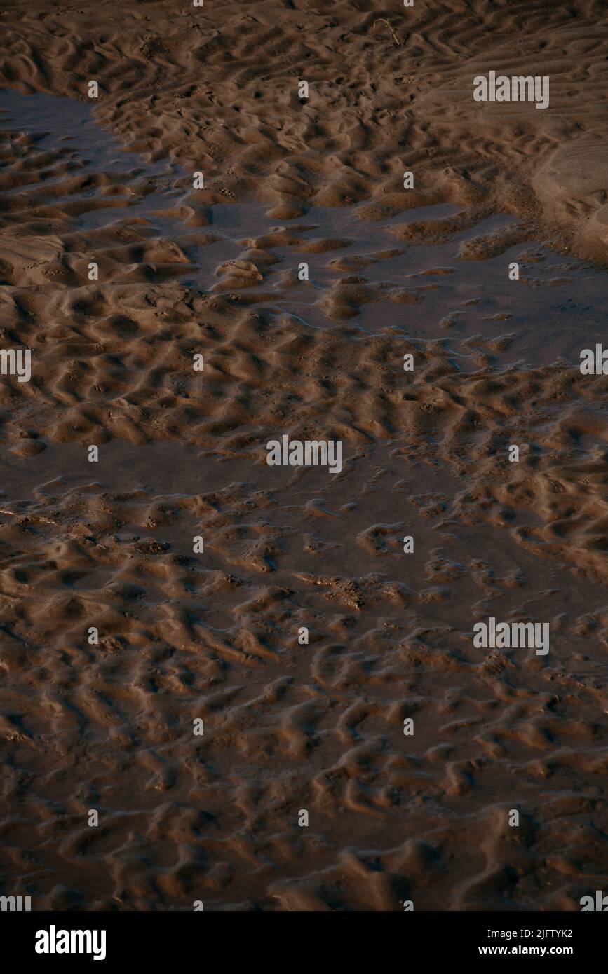 Scudio fluviale. Fondo sabbioso dopo lo spreco di acqua. Foto Stock