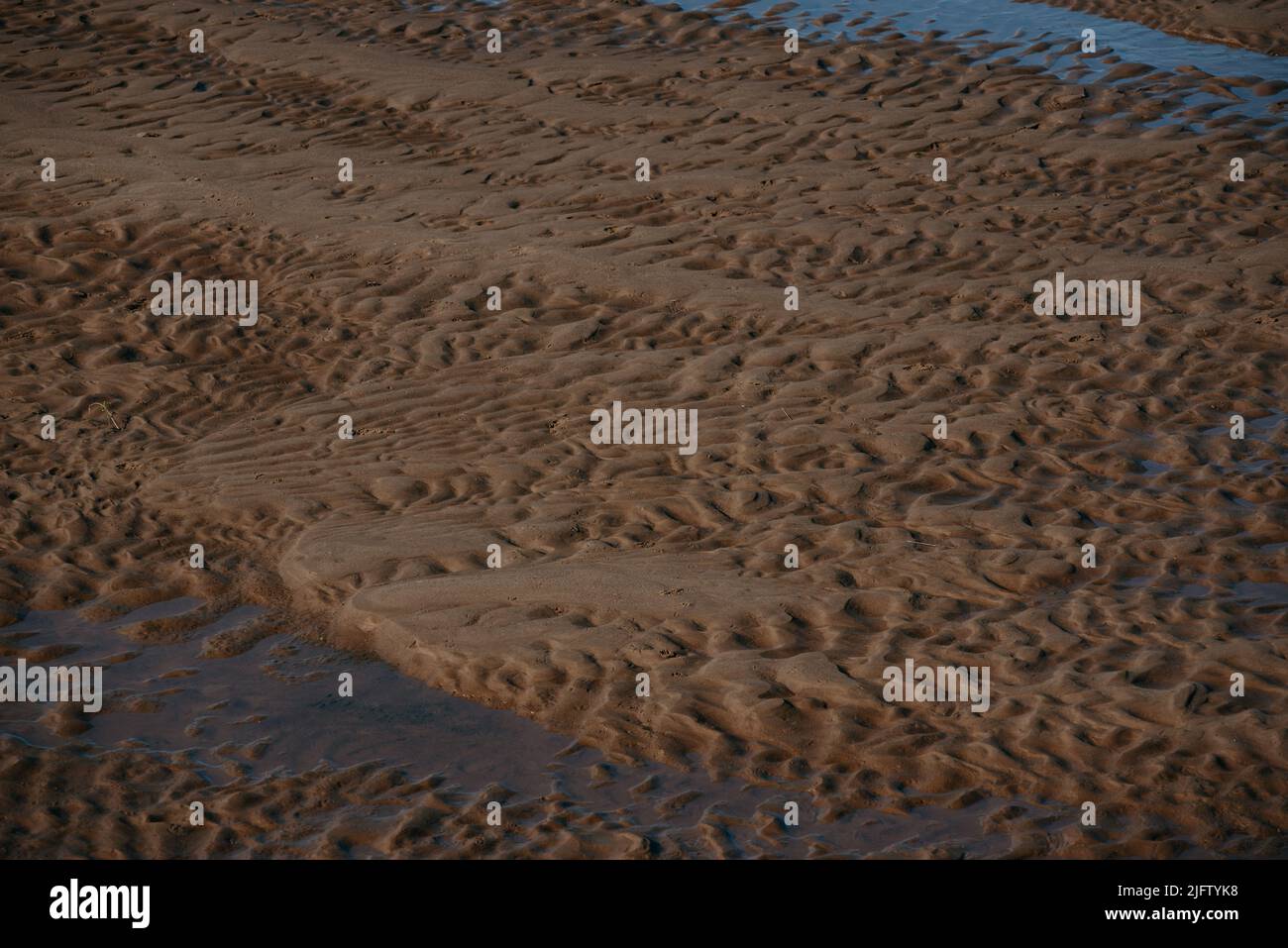 Scudio fluviale. Fondo sabbioso dopo lo spreco di acqua. Foto Stock