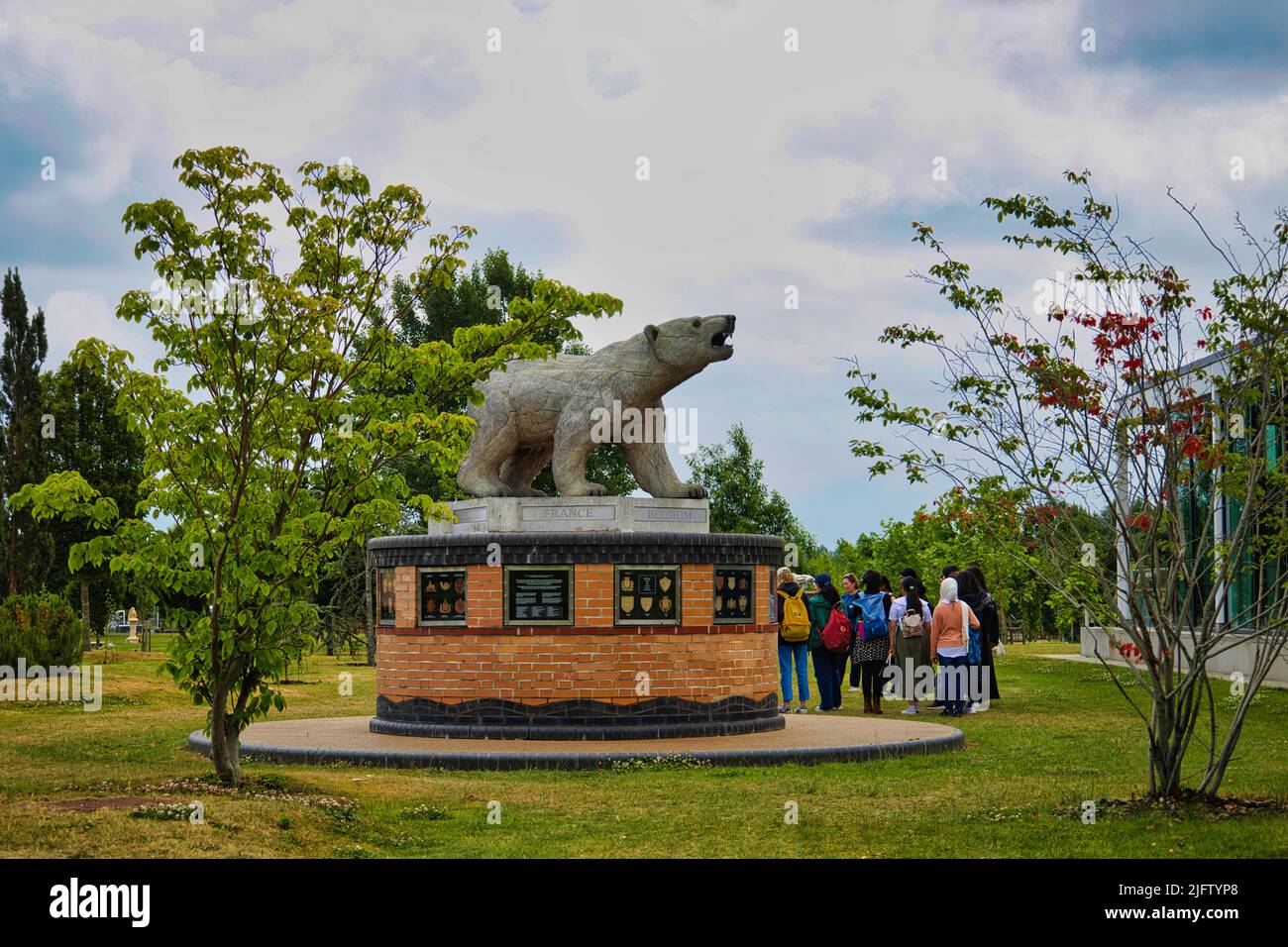 Un gruppo di visitatori che ammirano il Polar Bear Association Memorial, un monumento al National Memorial Arboretum, Staffordshire, Inghilterra, Regno Unito Foto Stock