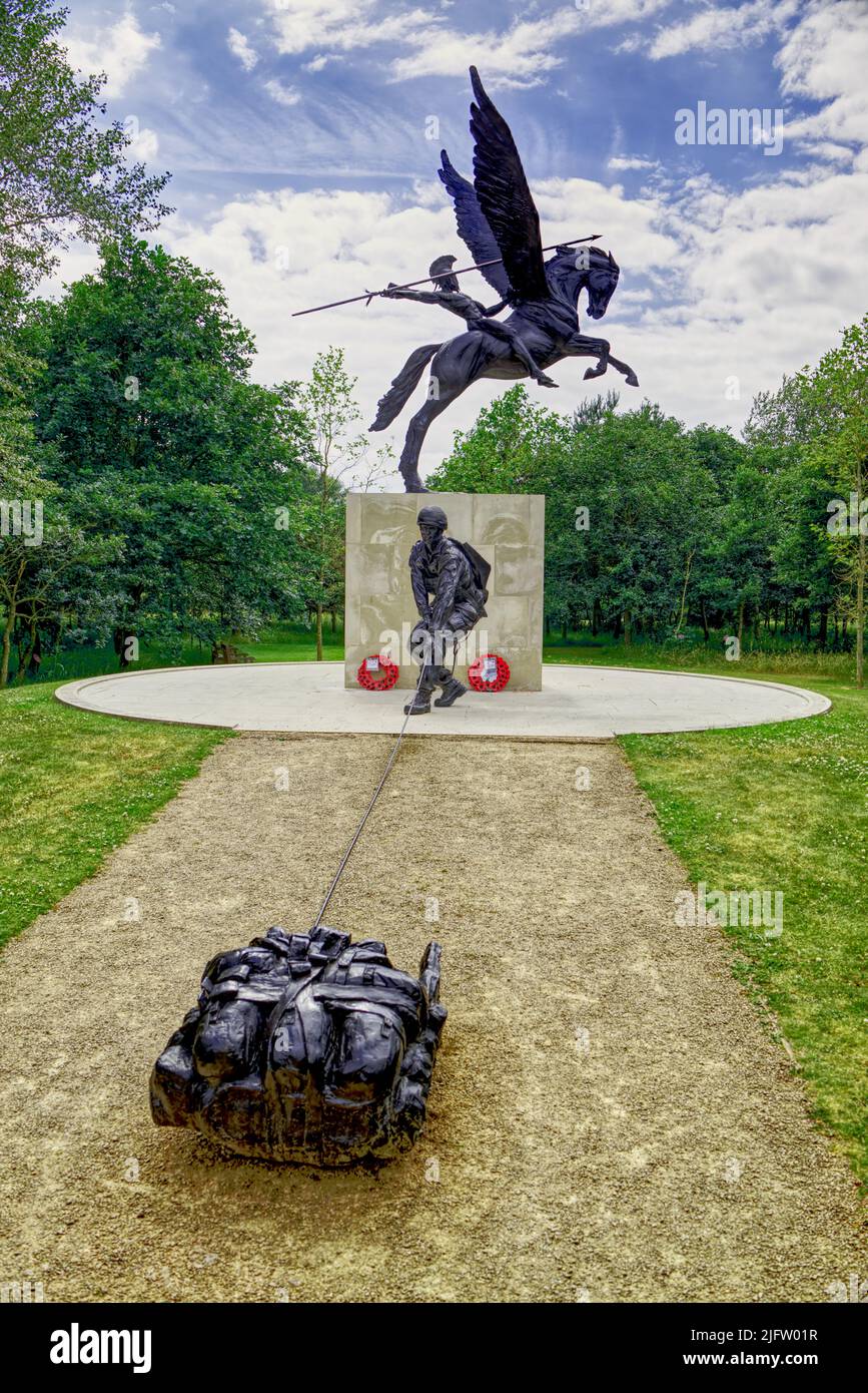 Bellerophon su Pegasus, il Parachute Regiment e Airborne Forces Memorial, un monumento al National Memorial Arboretum, Staffordshire, Inghilterra, Regno Unito Foto Stock