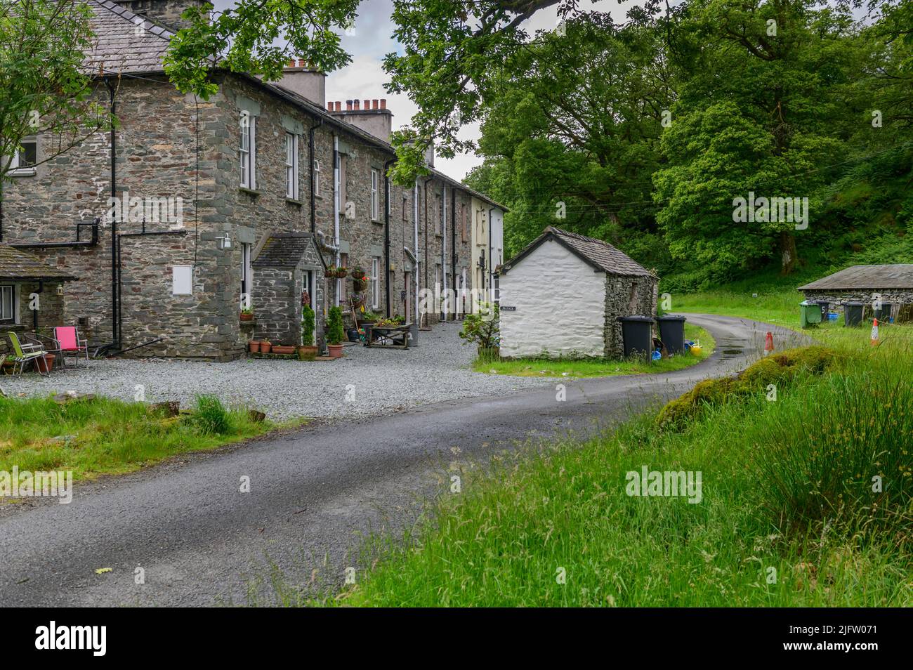 Row of Quarry Workers cottage a Hodge Chiudi Cava vicino a Coniston in Cumbria Foto Stock