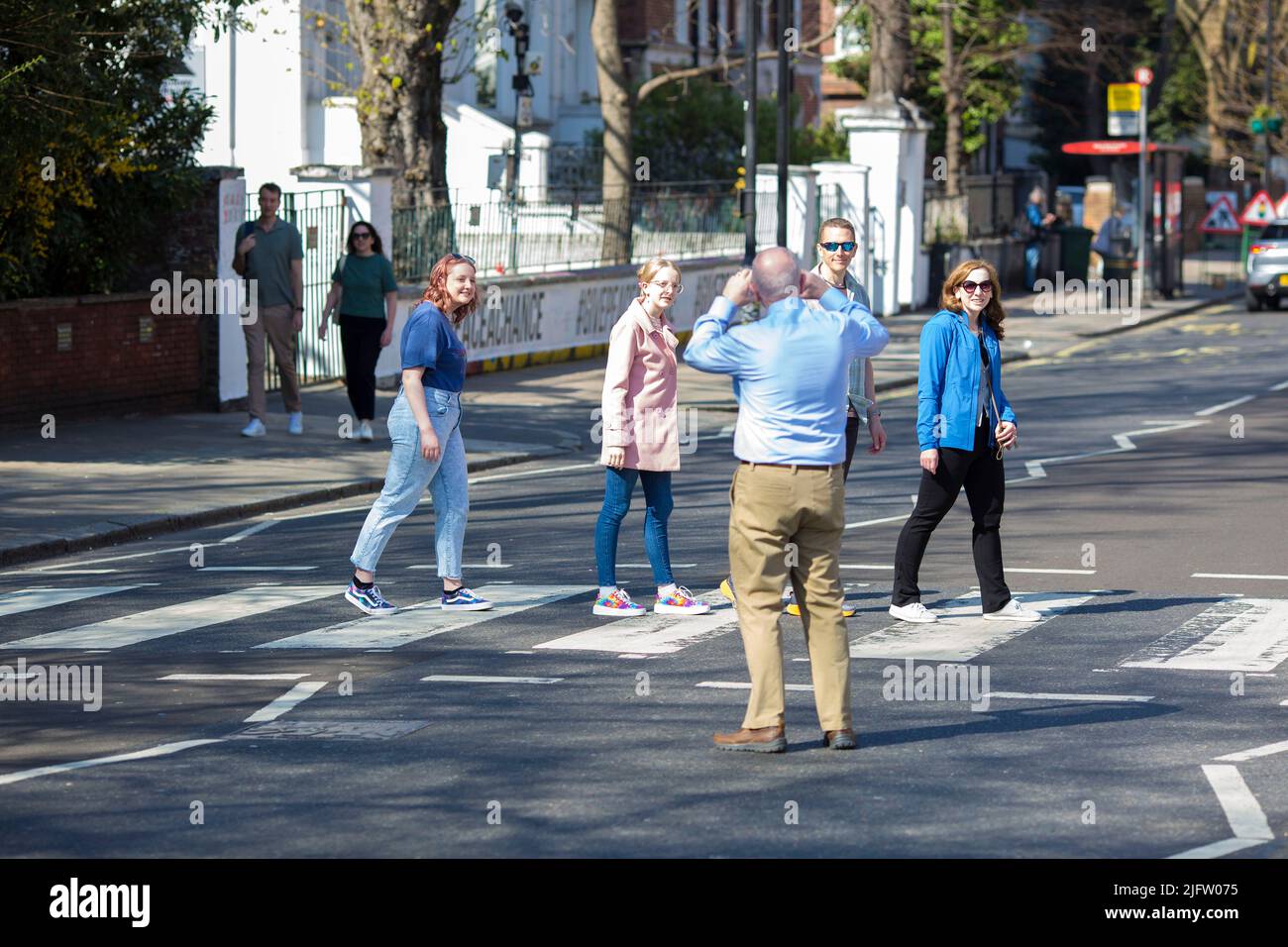 La gente cammina sulla zebra attraversando vicino Abbey Road Studios a Londra. Foto Stock