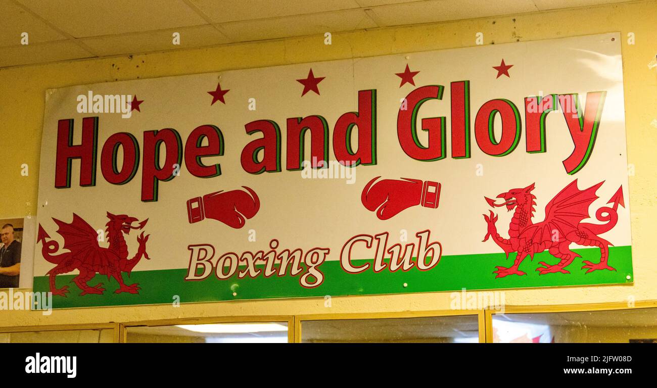 Un'insegna del club di pugilato Hope e Glory sul muro a Mountain Ash, Galles, Regno Unito Foto Stock