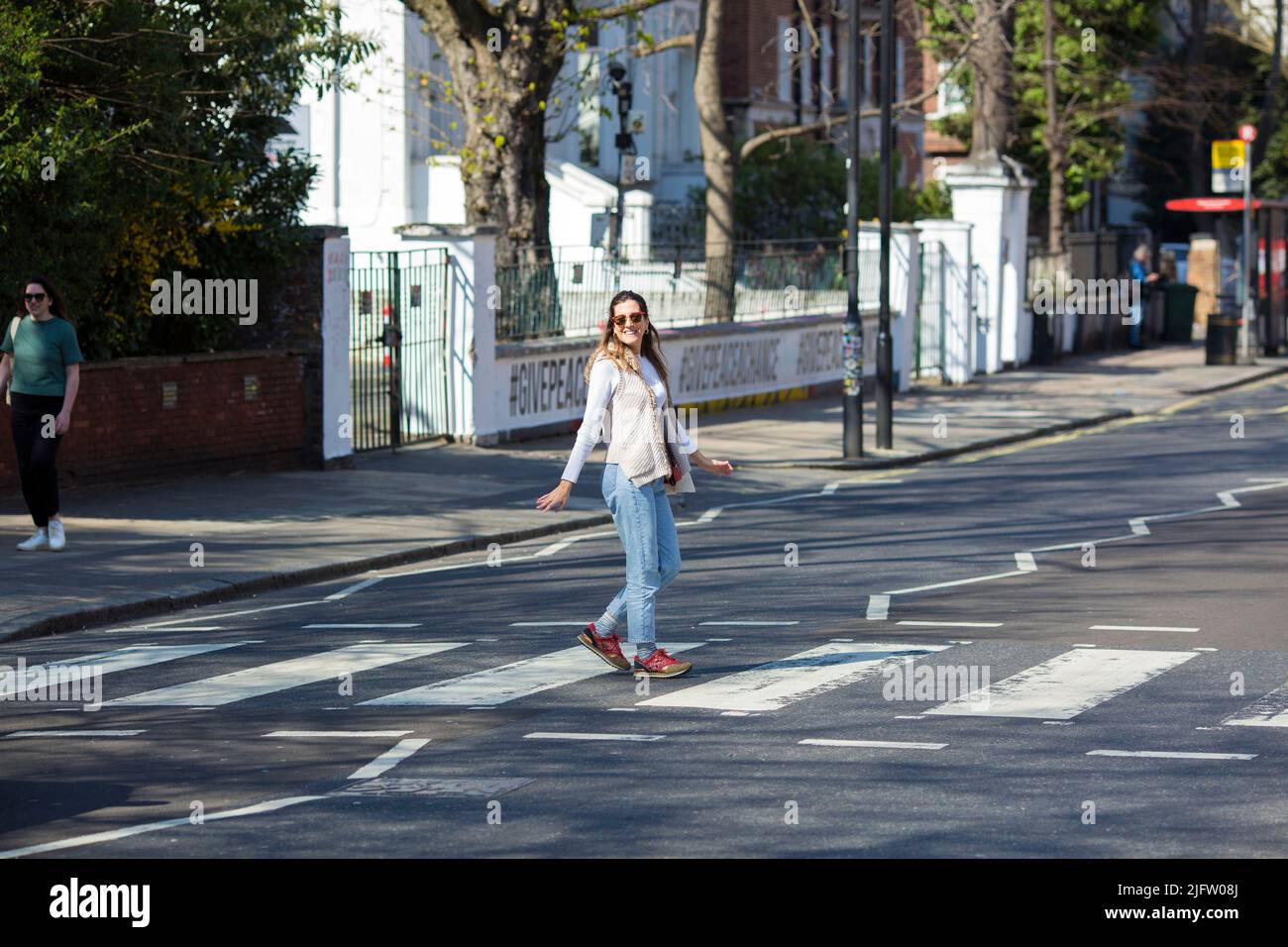La gente cammina sulla zebra attraversando vicino Abbey Road Studios a Londra. Foto Stock