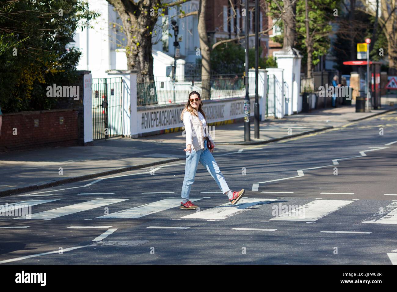 La gente cammina sulla zebra attraversando vicino Abbey Road Studios a Londra. Foto Stock