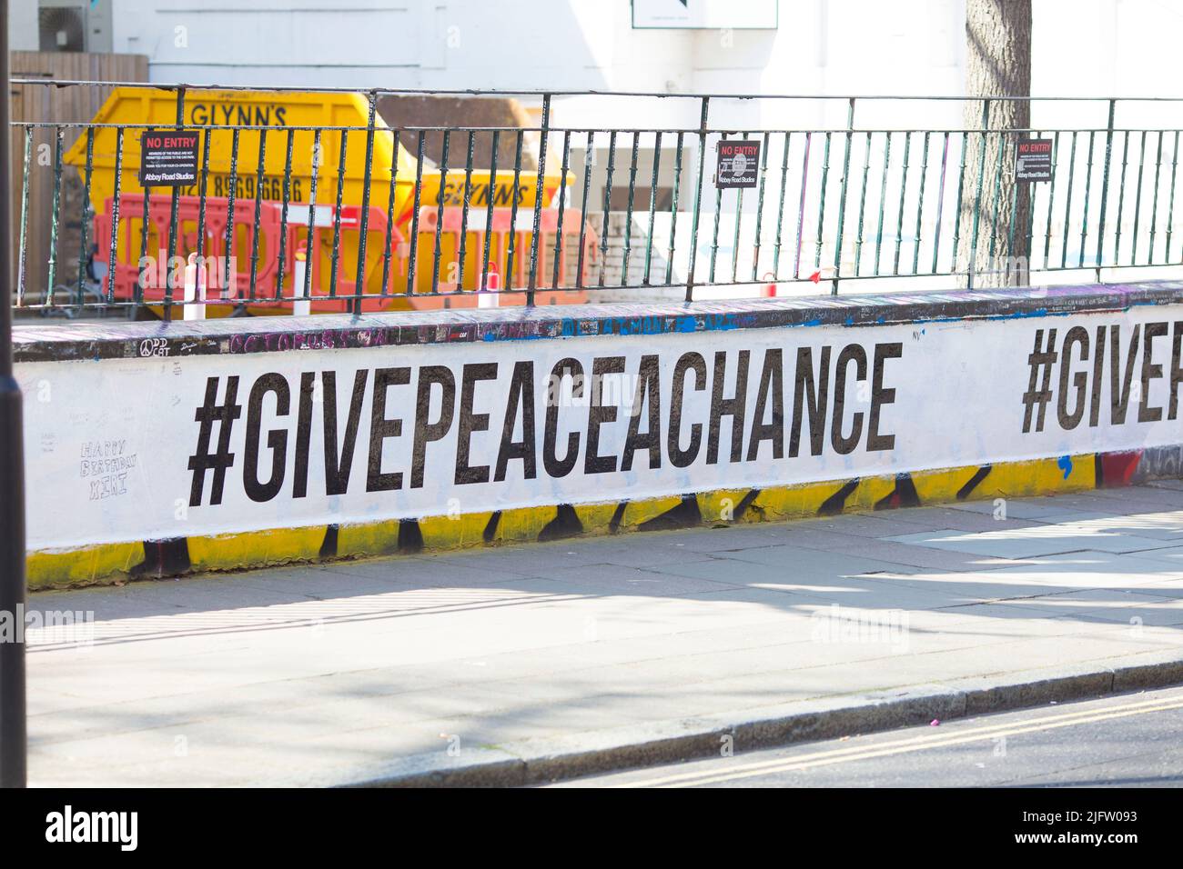 L'hashtag #GIVEPEACEACHANCE è visto dipinto all'esterno degli Abbey Road Studios di Londra. Foto Stock