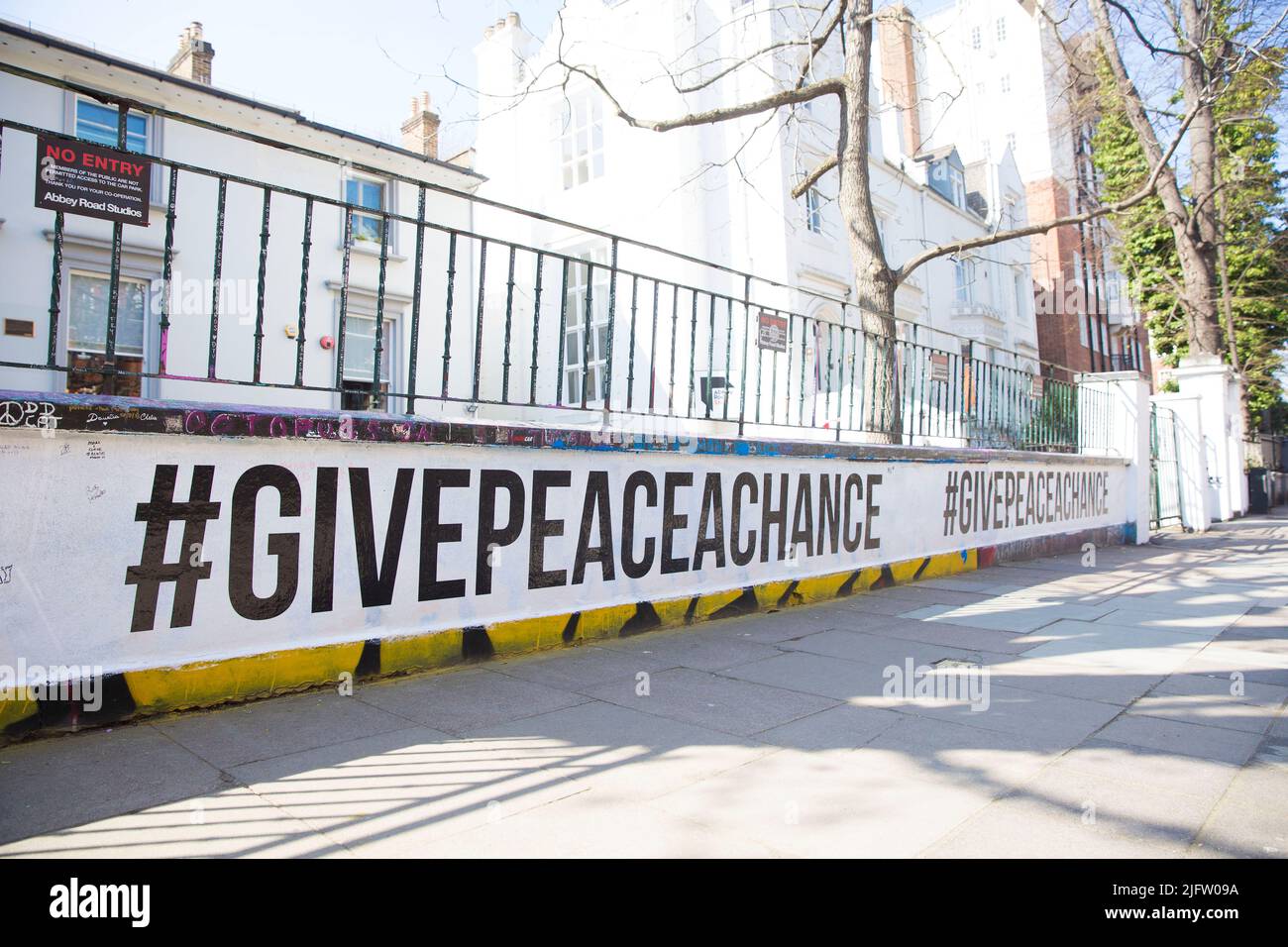 L'hashtag #GIVEPEACEACHANCE è visto dipinto all'esterno degli Abbey Road Studios di Londra. Foto Stock