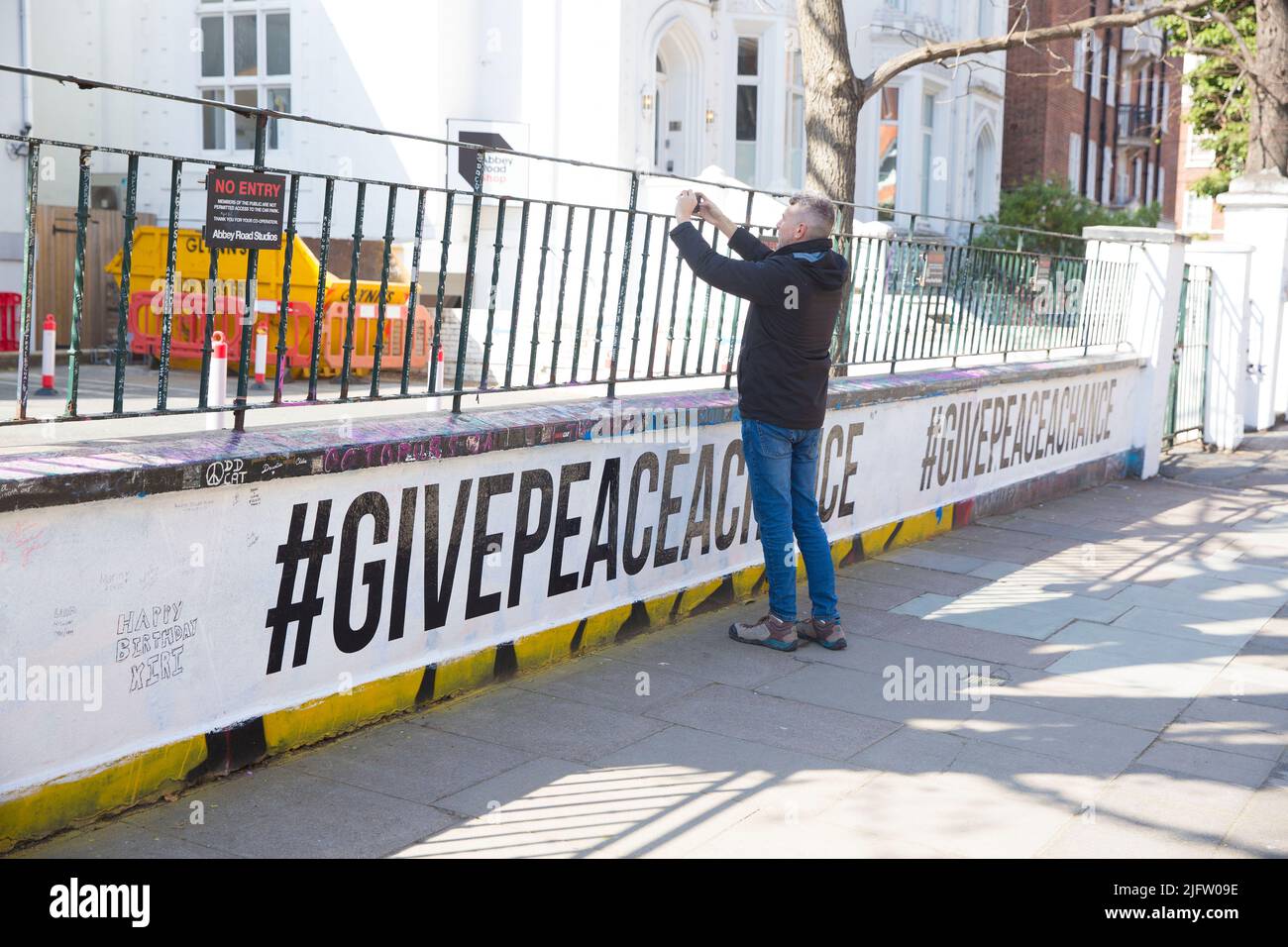 L'hashtag #GIVEPEACEACHANCE è visto dipinto all'esterno degli Abbey Road Studios di Londra. Foto Stock