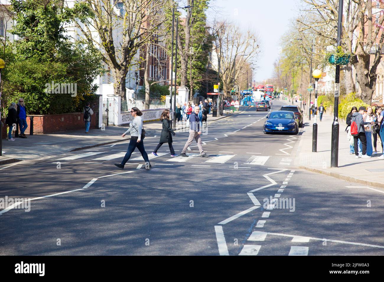 La gente cammina sulla zebra attraversando vicino Abbey Road Studios a Londra. Foto Stock