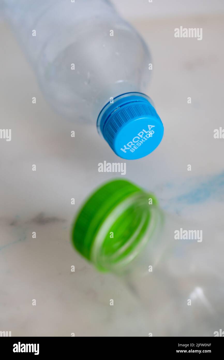 Primo piano verticale di due bottiglie d'acqua di plastica, tra cui il marchio Kropla Beskidu. Foto Stock