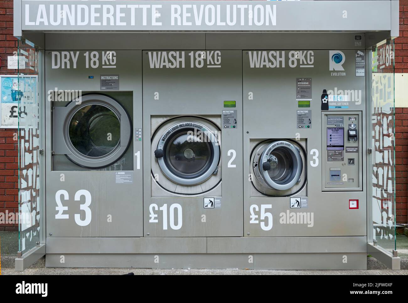 Rivoluzione della lavanderia all'aperto presso una stazione di rifornimento del Golfo in Galles, Regno Unito. Foto Stock