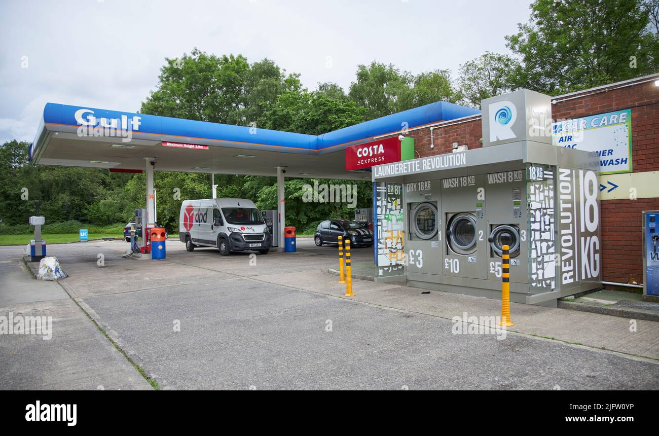 Rivoluzione della lavanderia all'aperto presso una stazione di rifornimento del Golfo in Galles, Regno Unito. Foto Stock