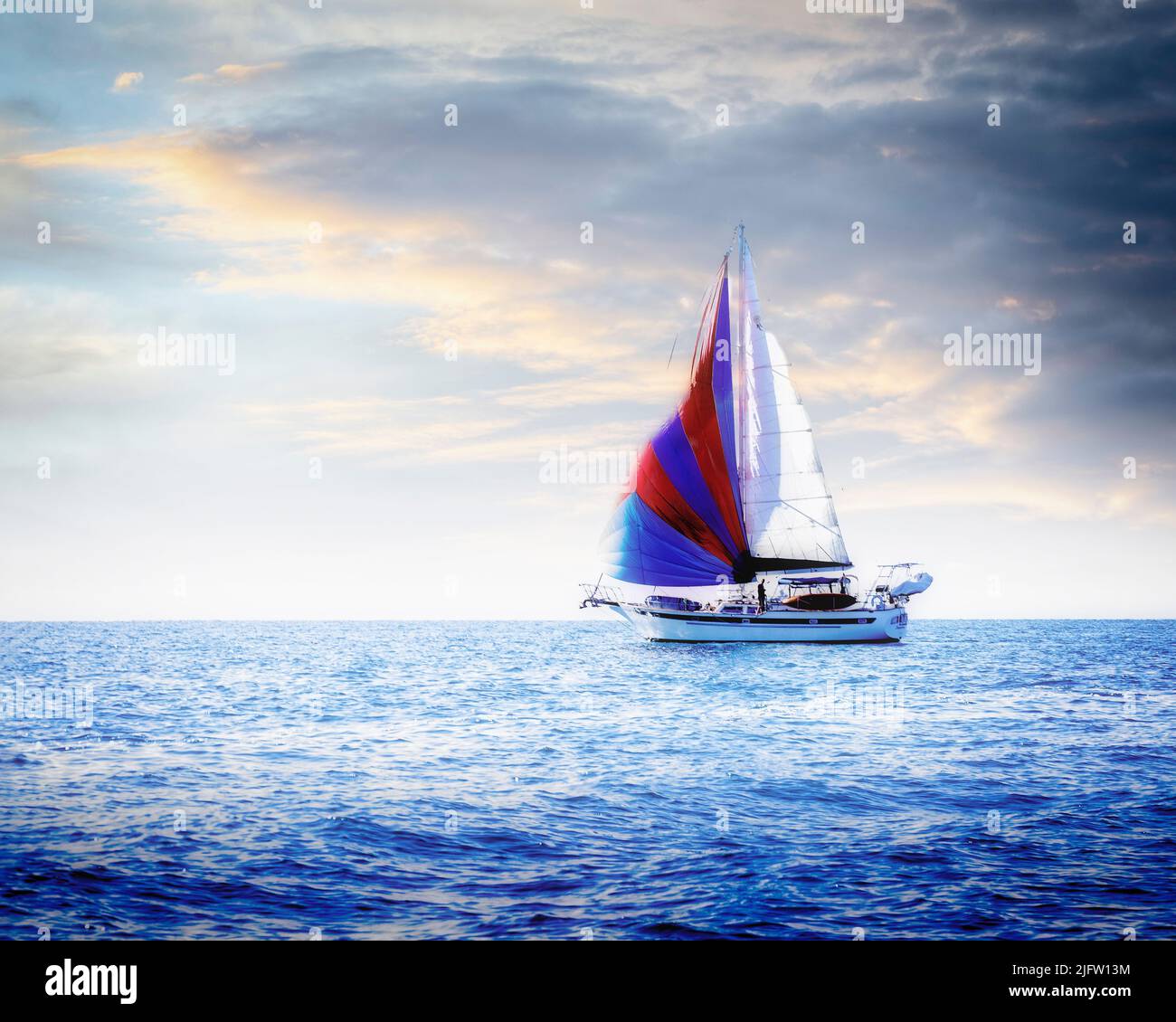 Navigazione nella Tasman Bay al largo dell'Isola del Sud della Nuova Zelanda. Foto Stock
