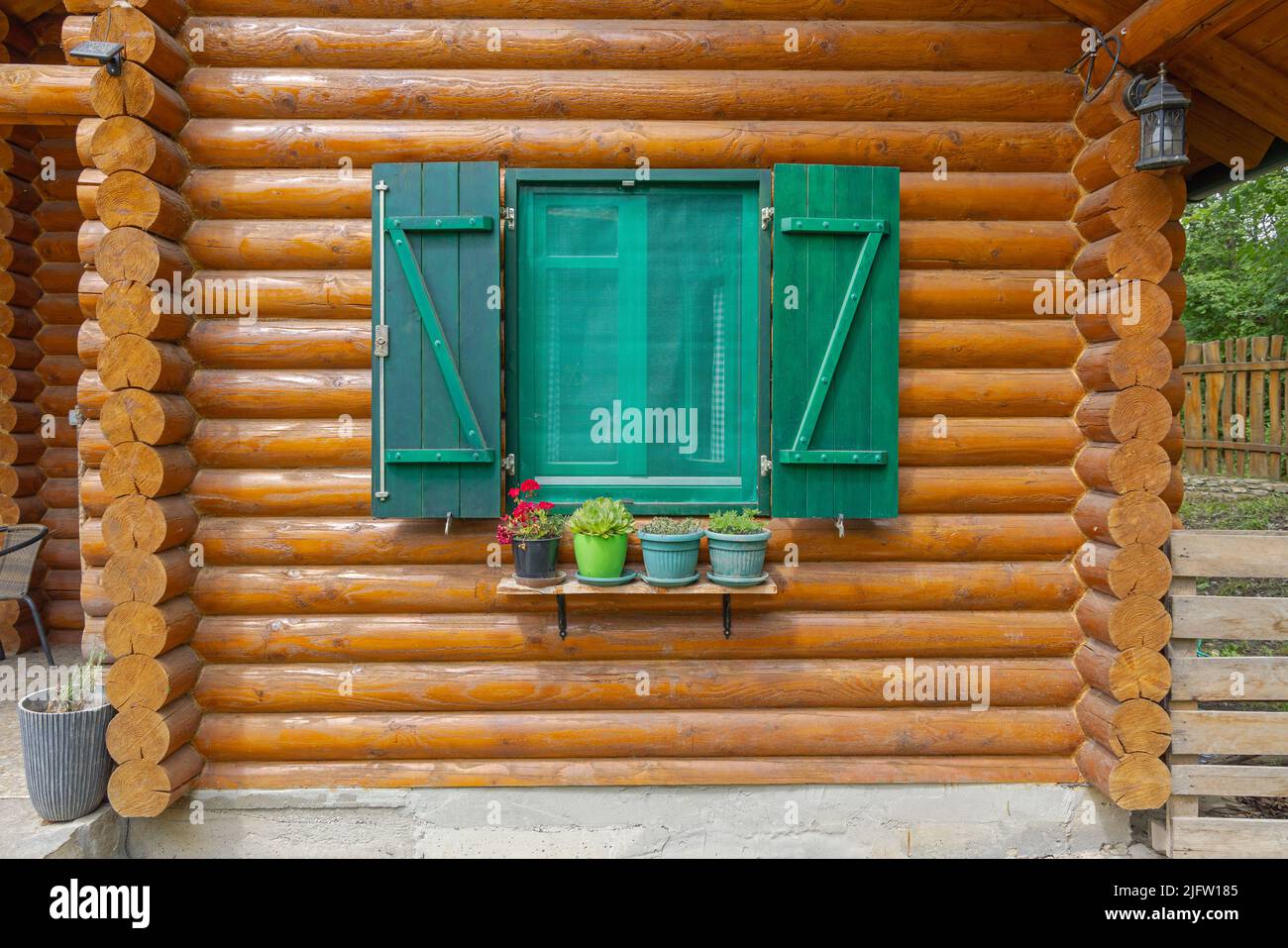Finestra verde aperta con zanzariera legno Case Cabin House Foto stock -  Alamy