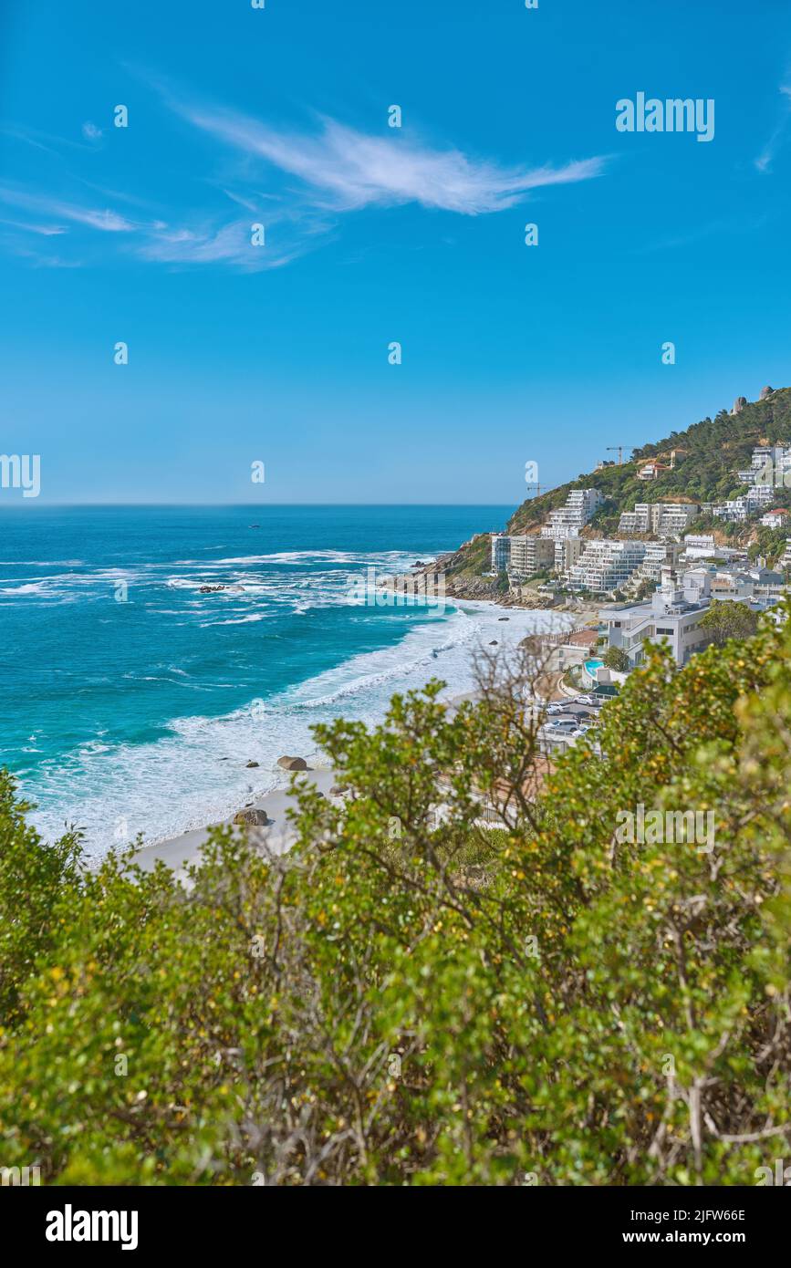 Scenografica mare di Clifton Beach, Città del Capo, Sud Africa con hotel e case vacanze situato su una spiaggia. Splendidi affioramenti rocciosi di Foto Stock