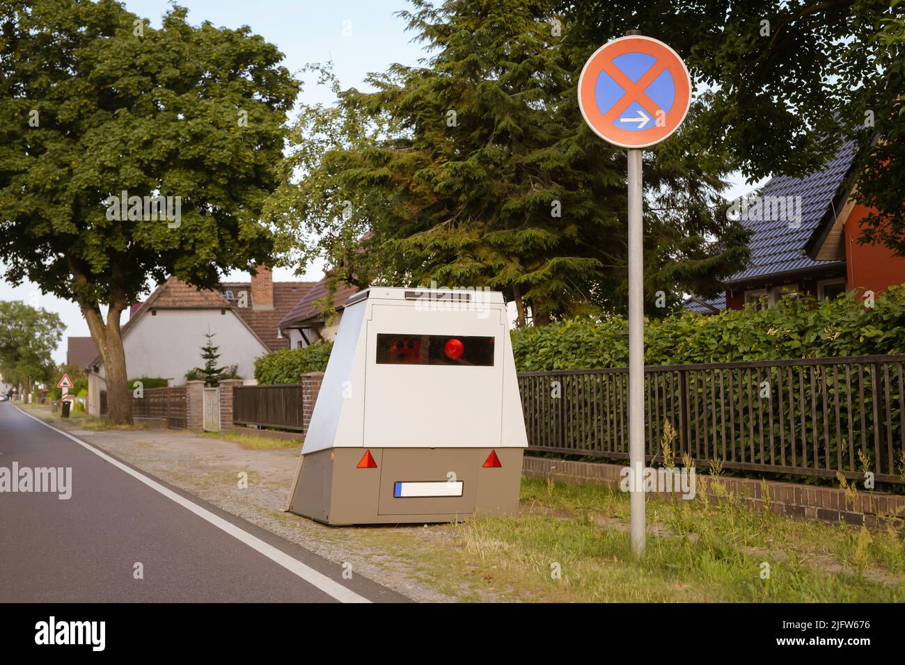 Un rimorchio con autovelox posizionato sul lato della strada Foto Stock