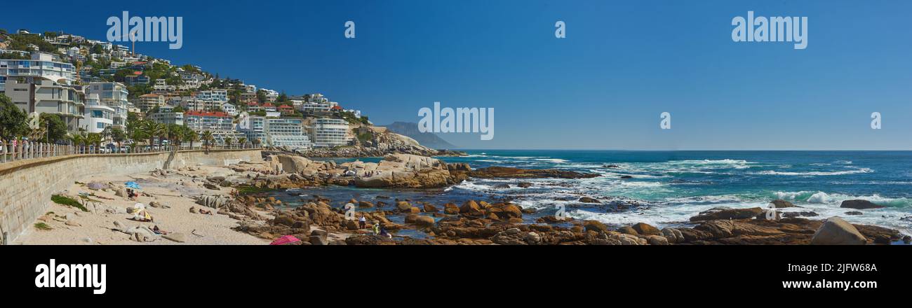 Paesaggio di Clifton Beach con un cielo blu e spazio copia a Città del Capo, Sud Africa. Alloggi di lusso e case vacanza con scenico Foto Stock