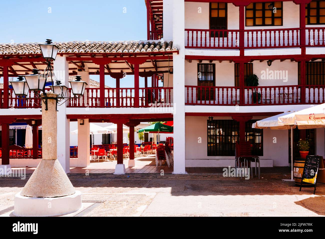 Plaza de la Constitución, Plaza Mayor, a Puerto Lápice è una piazza in stile la Mancha, con due livelli di arcate in legno dipinte di rosso. Puerto Lápice, Foto Stock