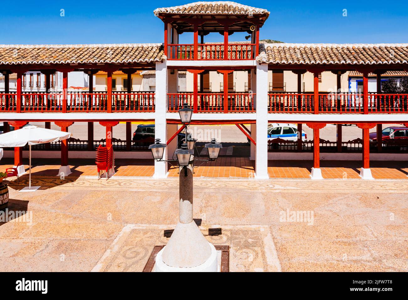 Plaza de la Constitución, Plaza Mayor, a Puerto Lápice è una piazza in stile la Mancha, con due livelli di arcate in legno dipinte di rosso. Puerto Lápice, Foto Stock