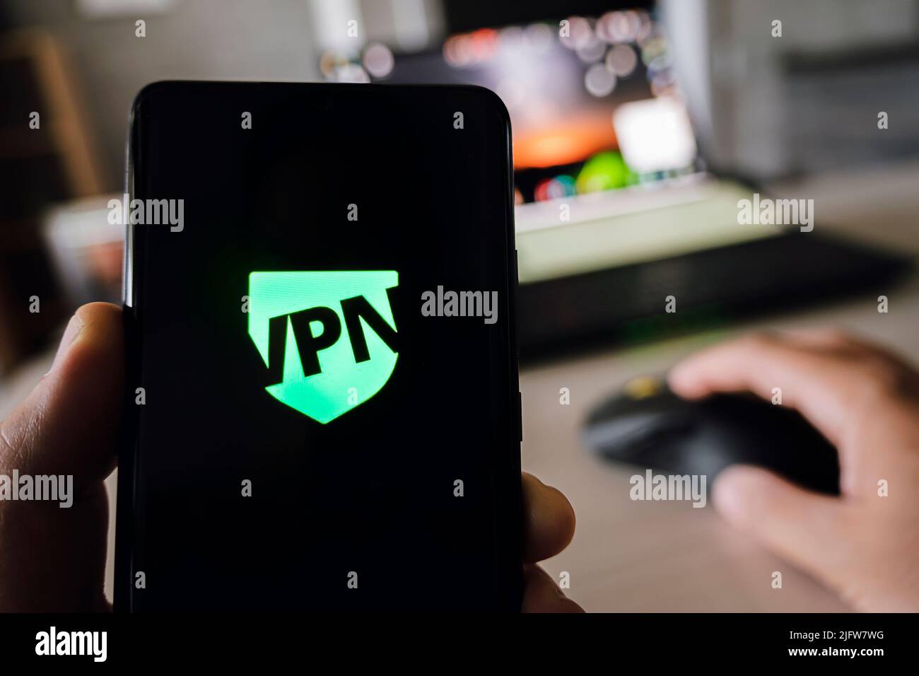 Utilizza l'applicazione VPN sullo smartphone. Rete privata virtuale, accesso internet anonimo, sicuro e sicuro sul cellulare. Banner desktop, tecnologia ba Foto Stock