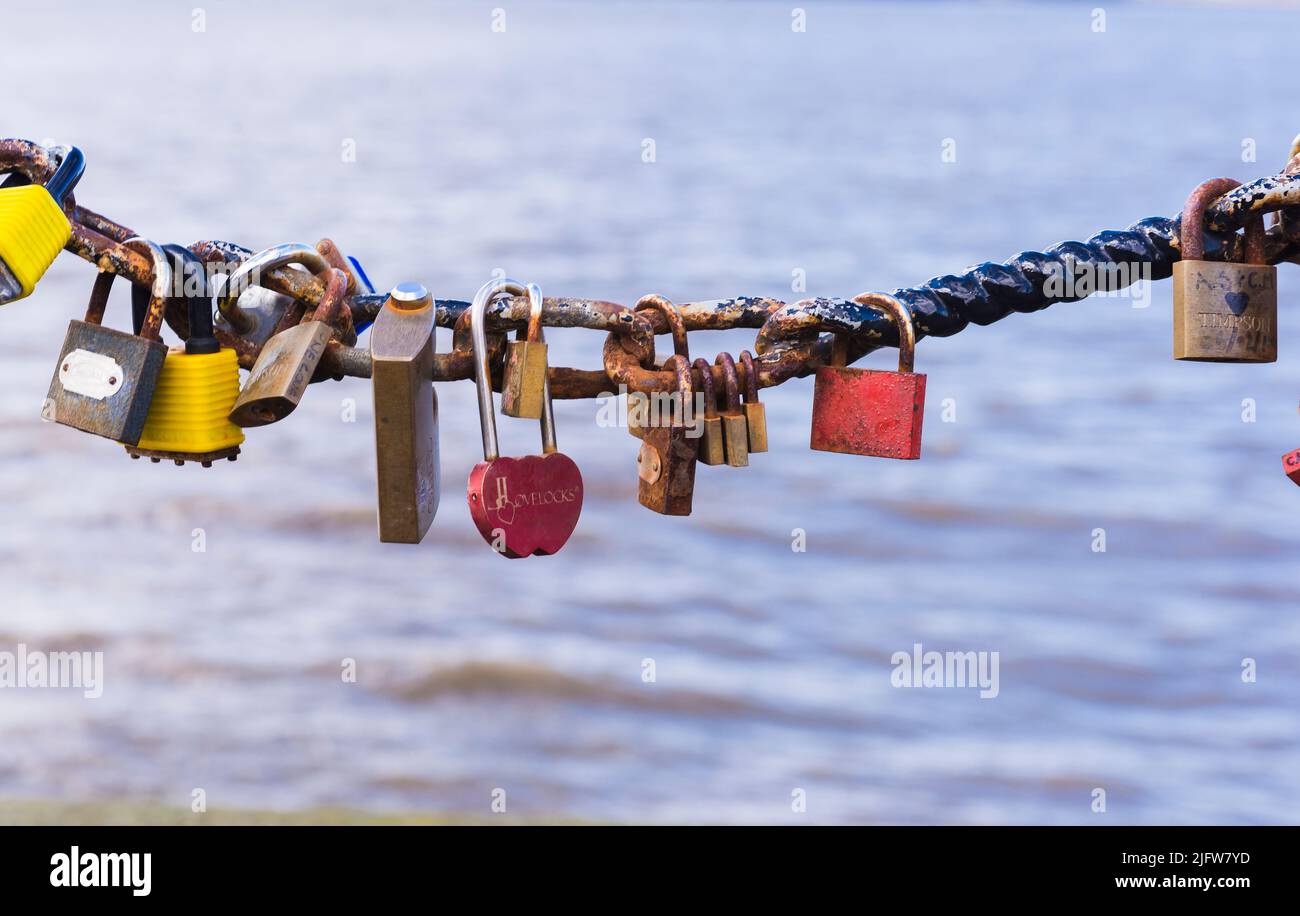 Lucchetti d'amore al molo di Liverpool, Porto di Liverpool. Pier Head. Liverpool, Merseyside, Lancashire, Inghilterra, Regno Unito Foto Stock