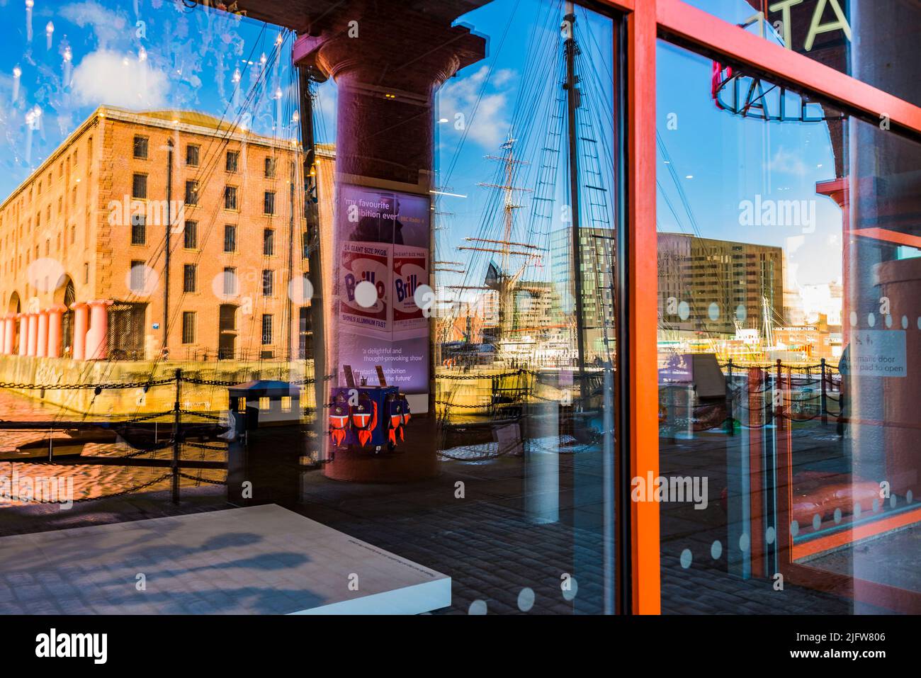 Royal Albert Docks si riflette nelle finestre d'ingresso del Tate Liverpool. Liverpool, Merseyside, Lancashire, Inghilterra, Regno Unito Foto Stock