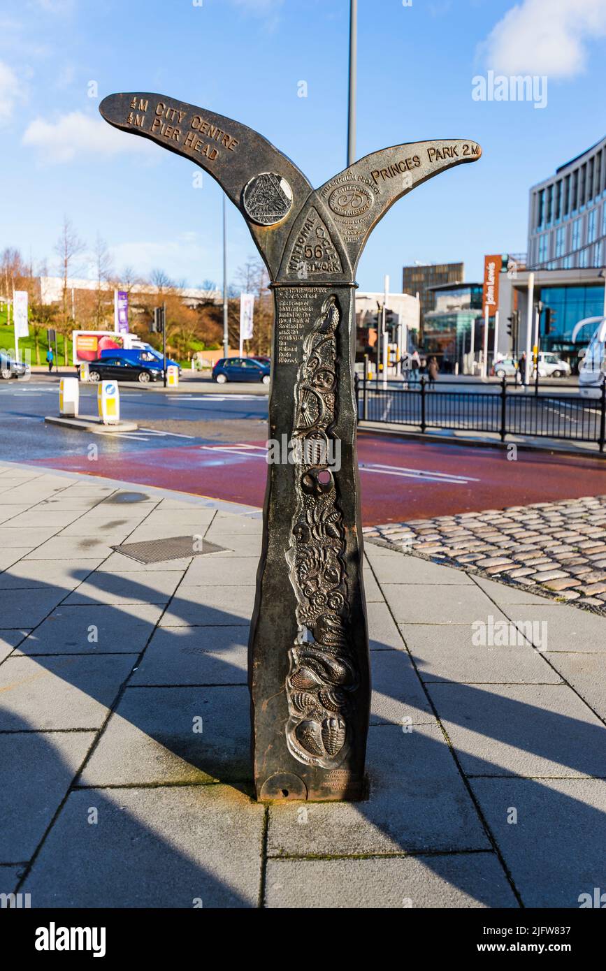 Millennium Milepost. Rete nazionale del ciclo. Liverpool, Merseyside, Lancashire, Inghilterra, Regno Unito Foto Stock