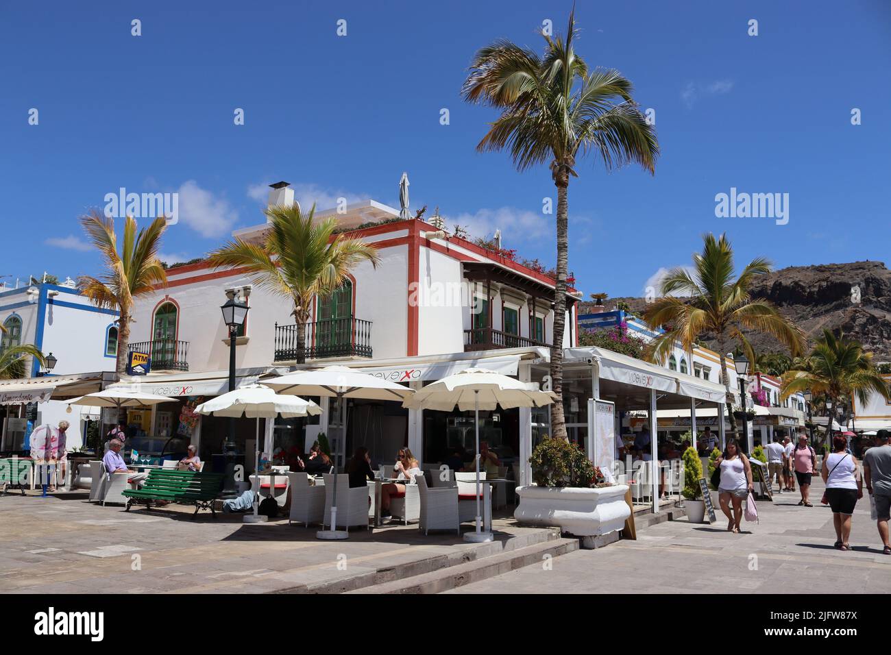 Un'ampia scelta di cucina da ristoranti popolari che circondano il porto turistico a Playa de Mogan, Gran Canaria Foto Stock