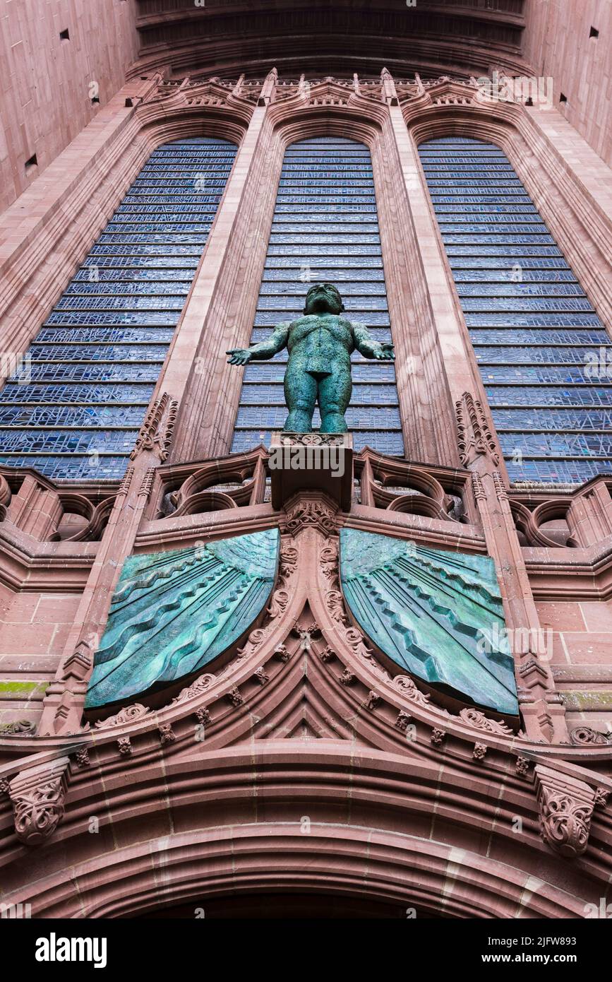 L'accogliente Cristo, una grande scultura in bronzo di Dame Elisabeth Frink, è stato installato sopra l'esterno della porta ovest della cattedrale.Liverpool Cat Foto Stock