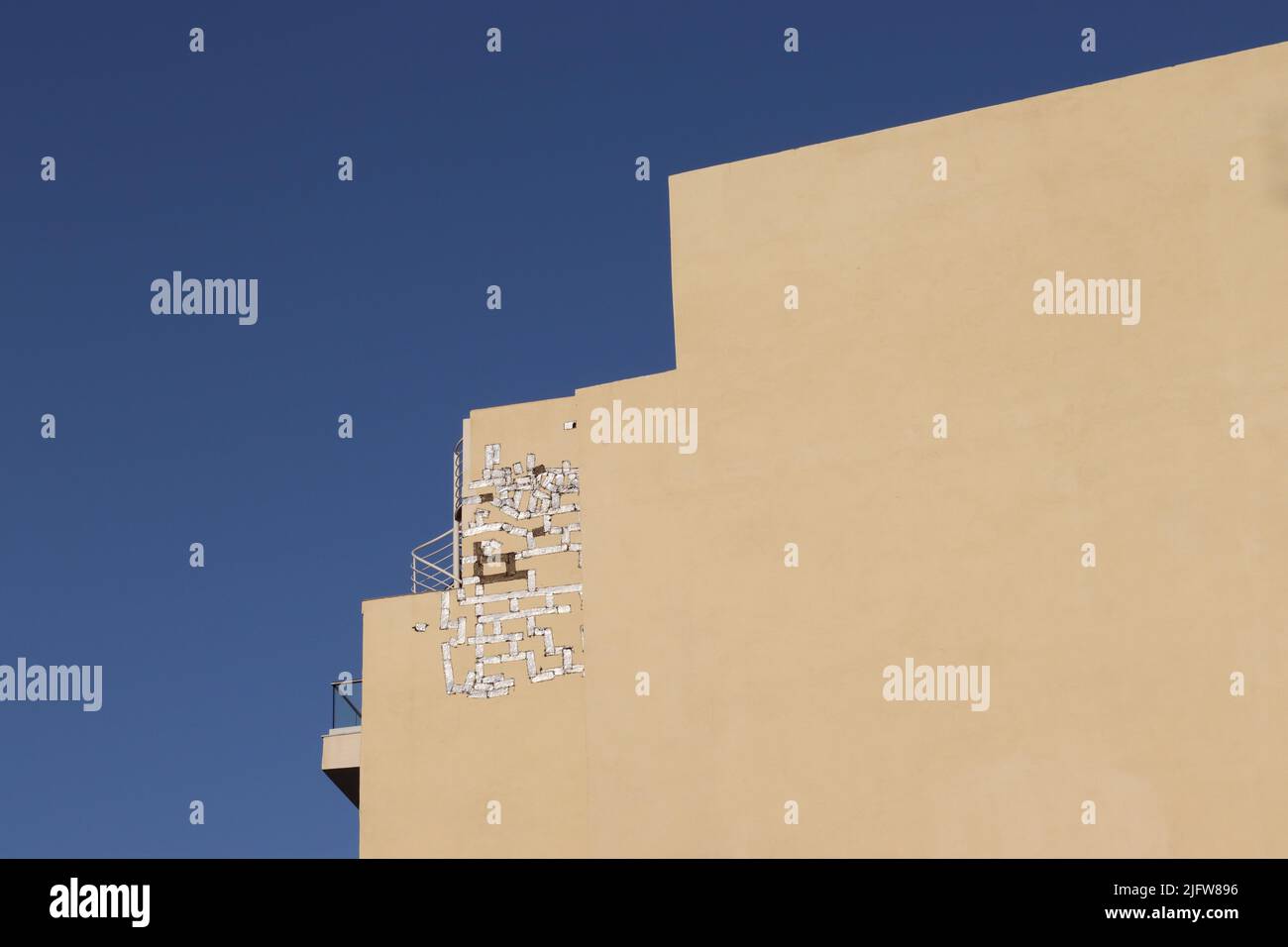 Riparazione di pareti esterne su una nuova costruzione non occupata, Gozo Foto Stock