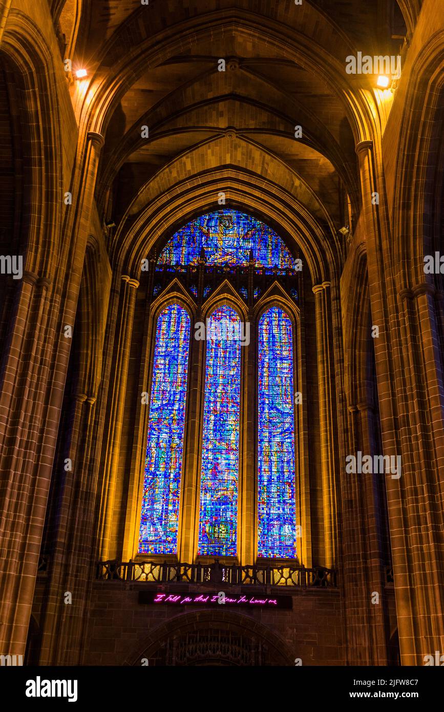 La finestra ovest della cattedrale di Carl Johannes Edwards. La finestra più alta è la finestra benedettita. Il segno rosa del neon di Tracey Emin recita 'ho sentito io Foto Stock