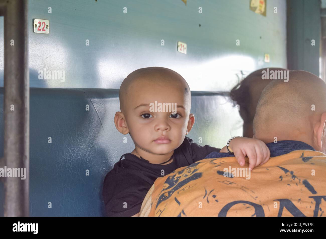 Padre e figlio che si divertono insieme e sorridono Foto Stock