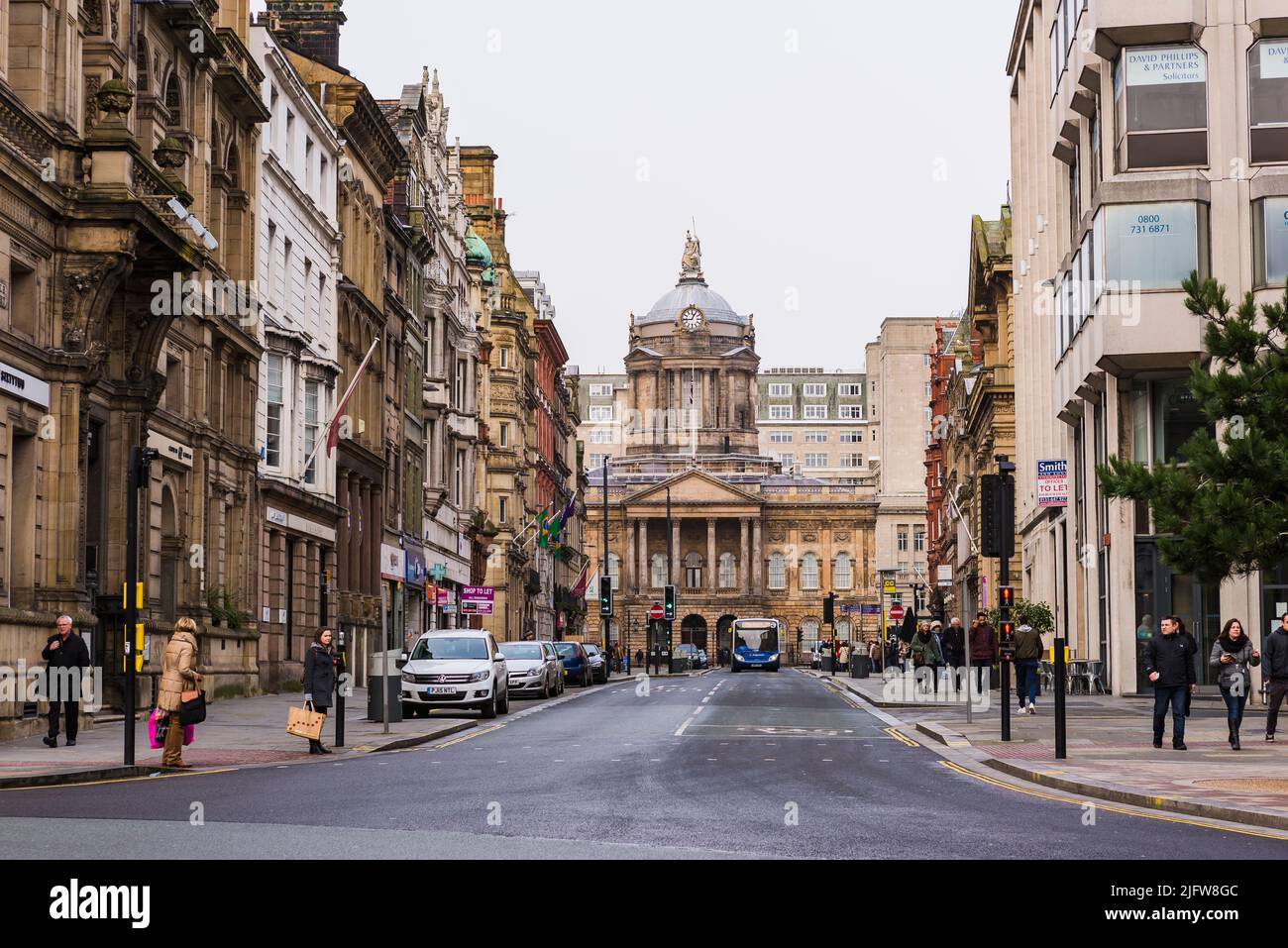 Castle st., sullo sfondo del Municipio di Liverpool. Liverpool, Merseyside, Lancashire, Inghilterra, Regno Unito Foto Stock