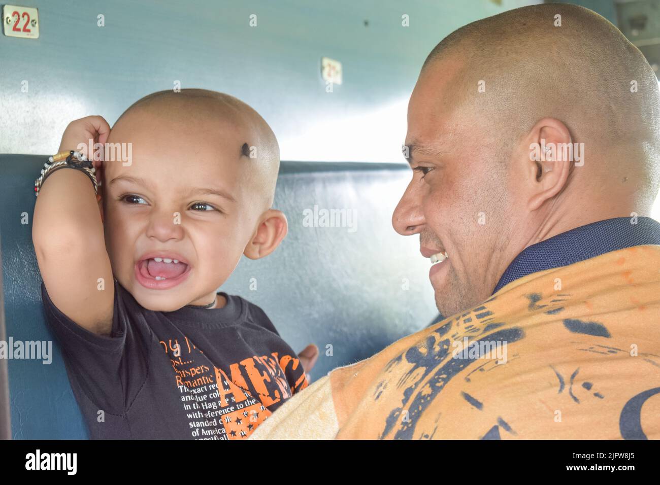 Padre e figlio che si divertono insieme e sorridono Foto Stock