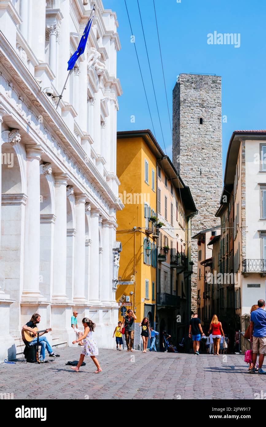Piazza Vecchia, la Biblioteca Civica Angelo mai di Bergamo (L), Via Gombito e Torre Gombito (R). La Torre di Gombito fu costruita nel 1200 come simbolo del potere A. Foto Stock