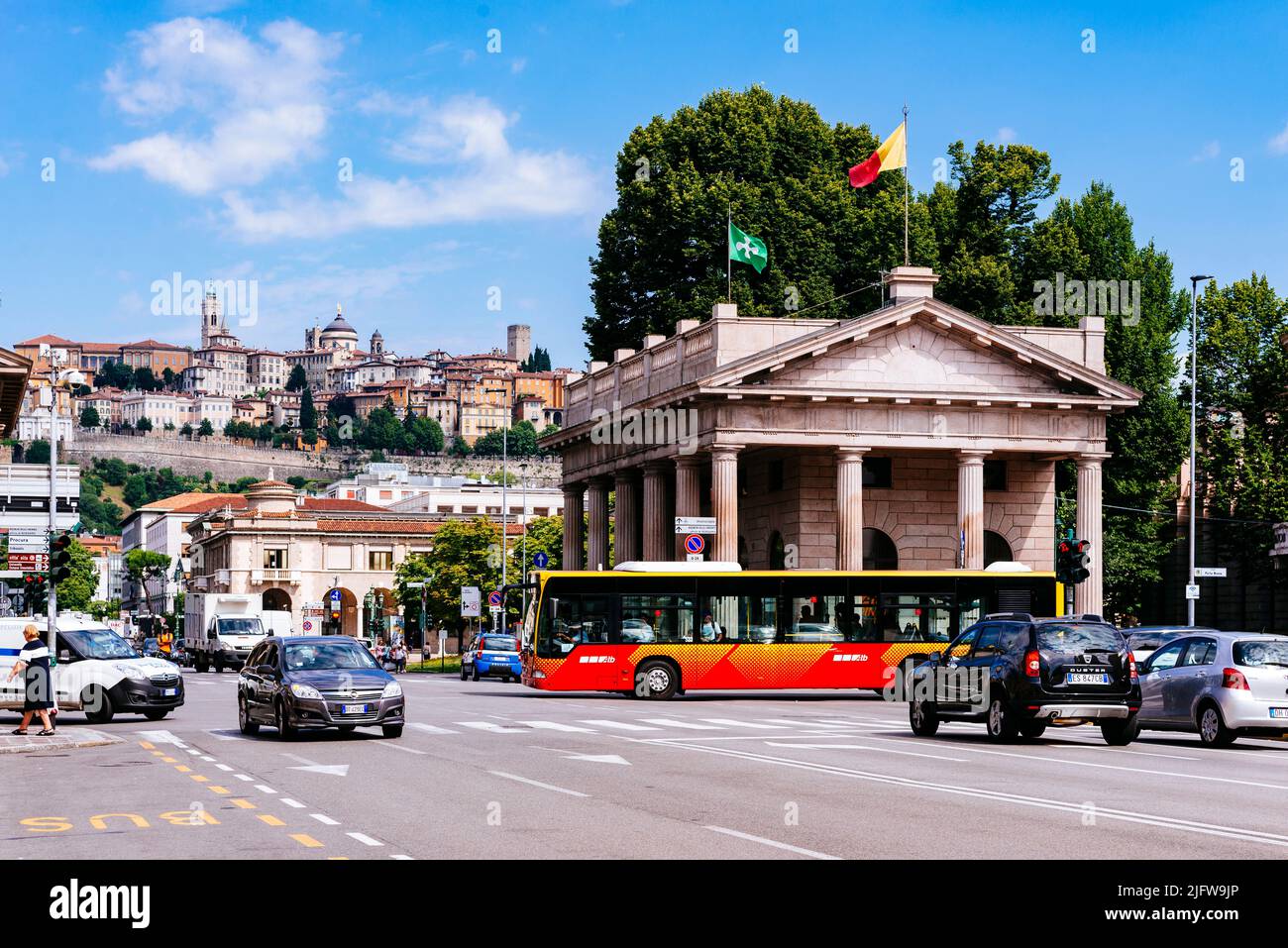 Porta Nuova, ex Barriera delle grazie, è una porta monumentale della città di Bergamo. Fu costruita in stile neoclassico nel 1837, sulle ocche Foto Stock