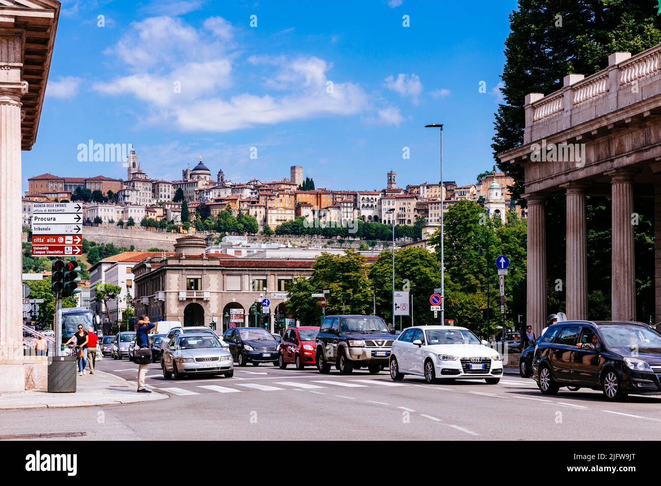 Porta Nuova, ex Barriera delle grazie, è una porta monumentale della città di Bergamo. Fu costruita in stile neoclassico nel 1837, sulle ocche Foto Stock