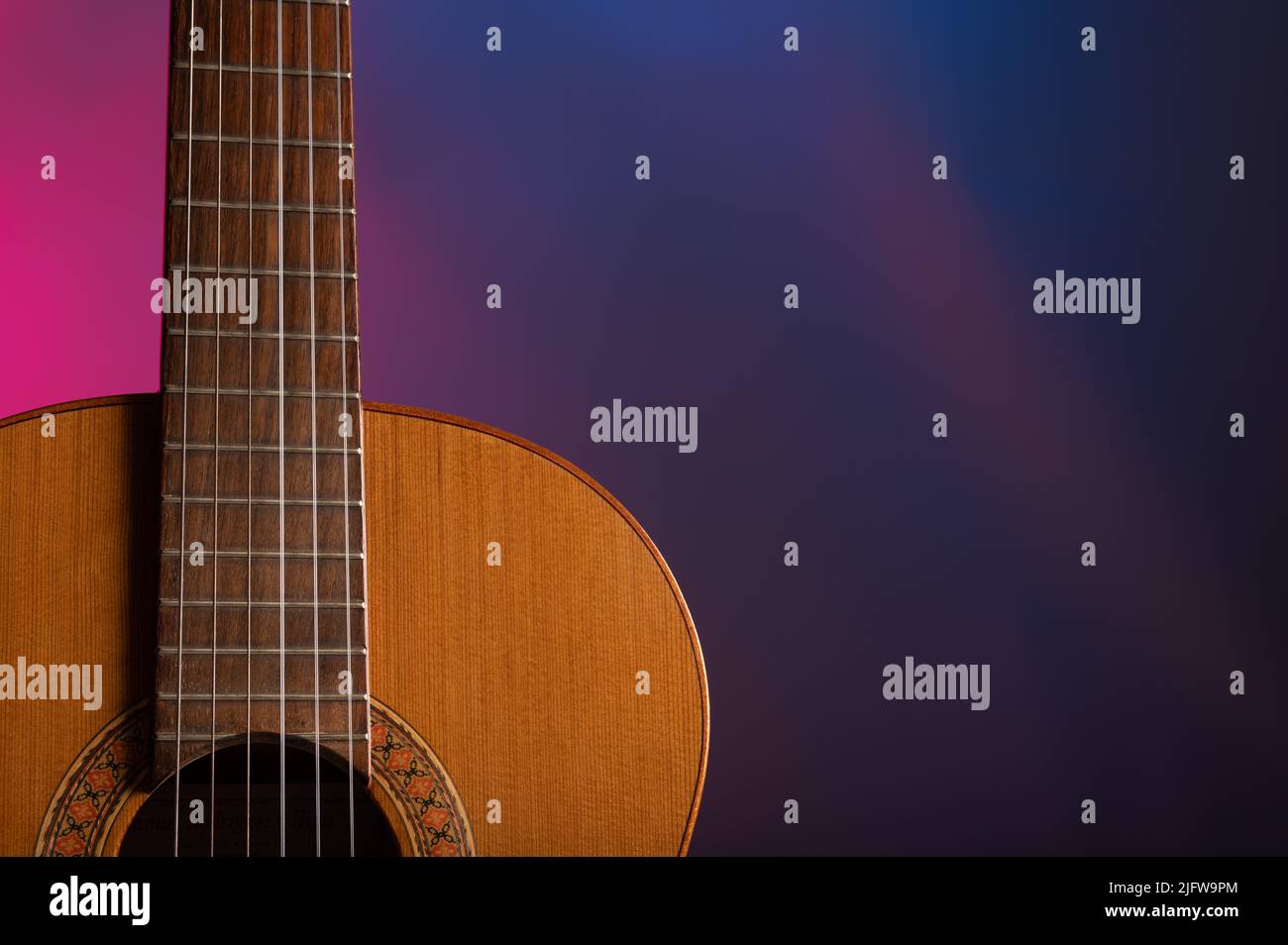 Chitarra classica su sfondo di colore gelificato Foto Stock