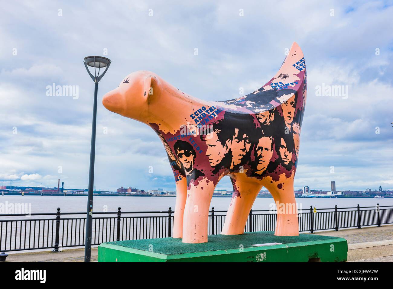 Superlambanan è una croce tra una banana e un agnello ed è stato progettato da New York City-con sede artista giapponese Taro Chiezo. Nel 2008, come parte di Liverpo Foto Stock