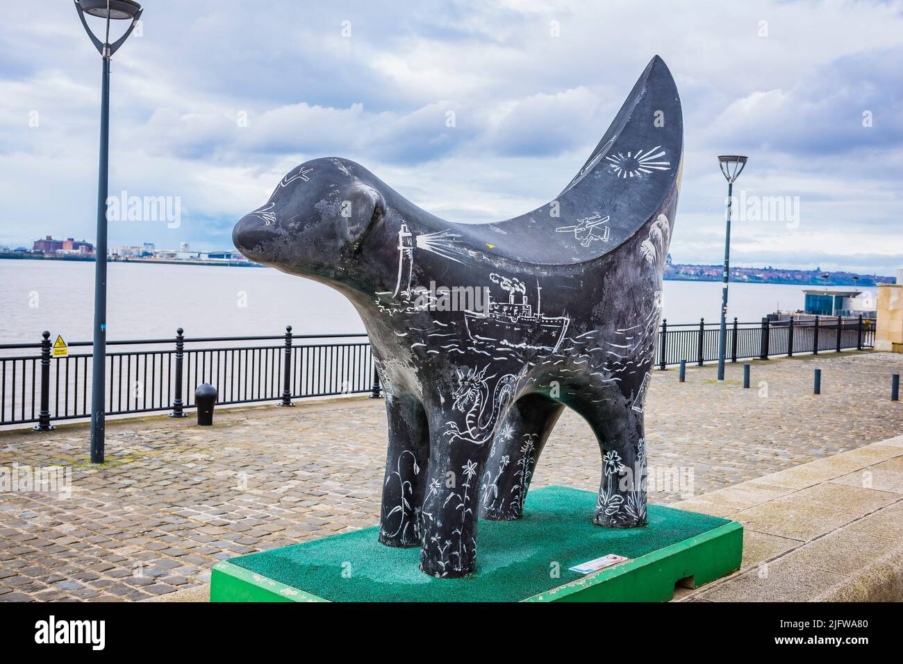Superlambanan è una croce tra una banana e un agnello ed è stato progettato da New York City-con sede artista giapponese Taro Chiezo. Nel 2008, come parte di Liverpo Foto Stock