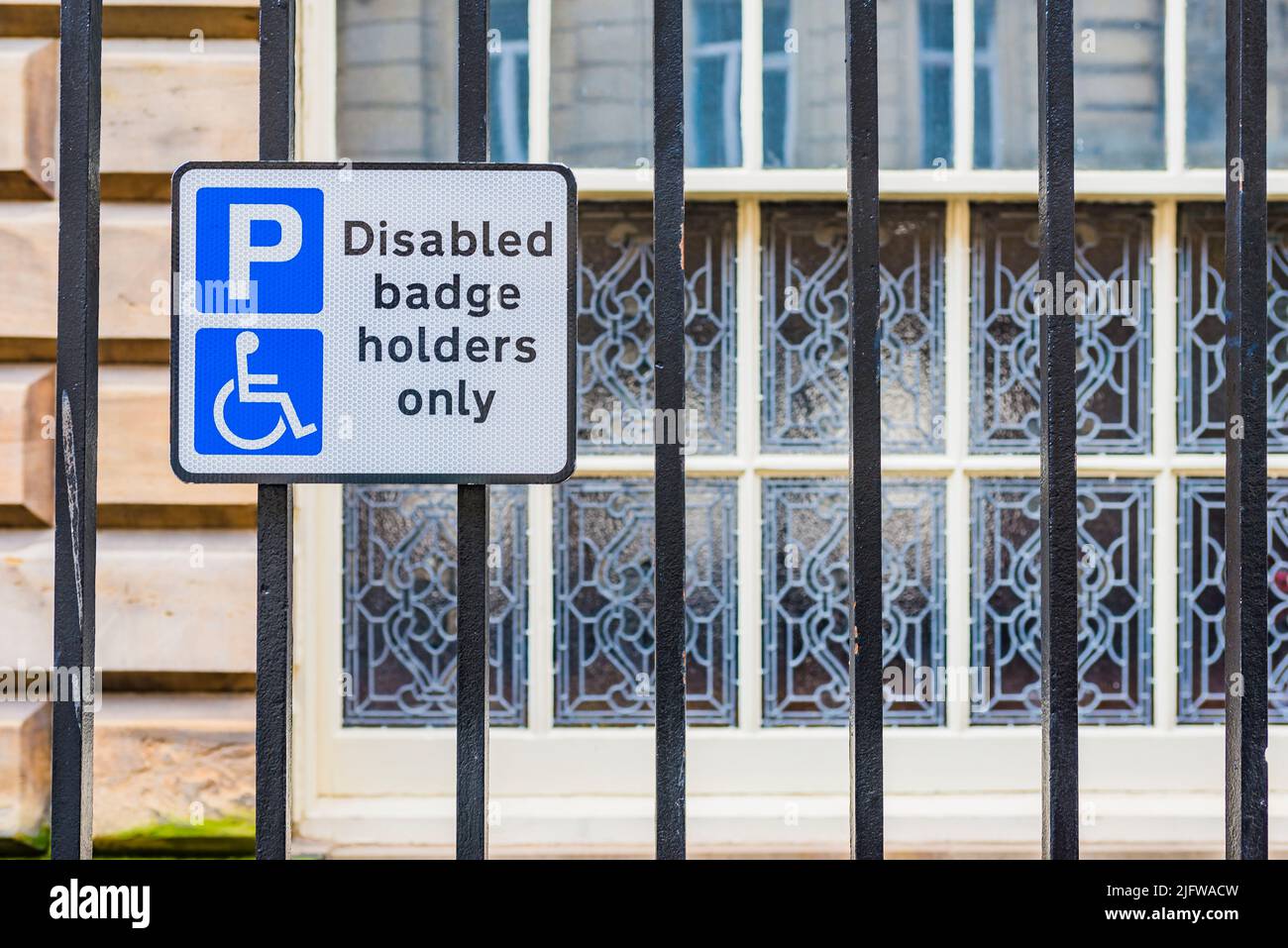 Cartello stradale che visualizza il messaggio "solo i titolari di badge disabilitati". Liverpool, Merseyside, Lancashire, Inghilterra, Regno Unito Foto Stock